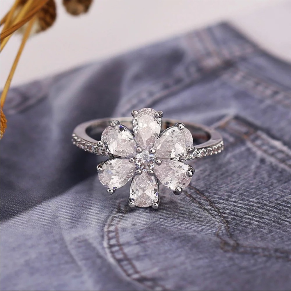 New Beautiful 925 Silver Flower Diamond Ring 💍 - Picture 2 of 5